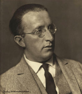 Erich Mendelsohn portrait in black and white. He seems to be starring at something to the right. He has glasses and his wearing a tie and jacket. 