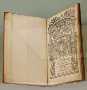 Oeuvre de la diversité des termes dont on use en architecture, Hugues Sambin, 1572: Il libro si apre con una pagina bianca a sinistra e una pagina con un disegno intricato a destra. 