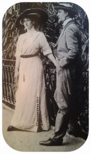 Foto di Hector Guimard con sua moglie, in bianco e nero.