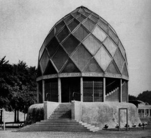 Le pavillon de verre, Taut, 1914, Cologne : Une grande structure en forme d'œuf avec des panneaux en forme de cerf-volant.