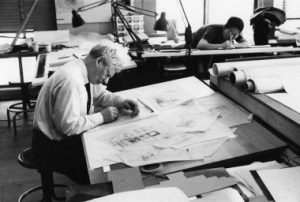 Louis Kahn che lavora nel suo studio, nel 1961.