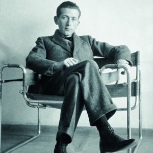 Marcel Breuer assis sur la chaise Wassily modèle B3, 1925-26 : photo de l'homme les jambes croisées, l'air plutôt à l'aise. 