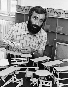 Enzo Mari nel suo studio di Milano, 1974.