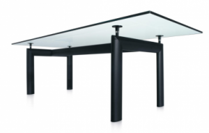 Tavolo LC6: Un grande tavolo con gambe nere e un sottile piano in vetro. 