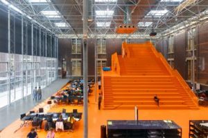 Why Factory, le projet comprend une structure orange de trois étages abritant des amphithéâtres, des salles de réunion et des installations de recherche.
