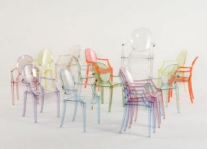 Le fauteuil Louis Ghost, conçu par Philippe Starck pour Kartell