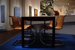 Table de salle à manger et chaises en acier tubulaire (1930) par Ludwig Mies van der Rohe et Lilly Reich