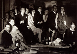 Ruhlmann (l'uomo con gli occhiali) e i suoi impiegati, foto in bianco e nero.