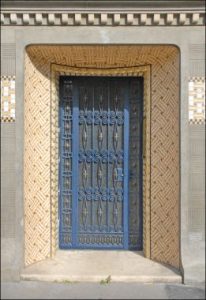Ingresso Art Nouveau con ceramiche della casa di Follot costruita nel 1911 al numero 5 di rue Schoelcher, Parigi: Una porta con inserti blu. 