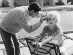 Willy Rizzobefore taking a picture of Marilyn Monroe.