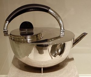 Tea pot, in silver and ebony (1924)