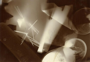 László Moholy-Nagy - Fotogramma (1923): Foto astratta che fa uso della luce.