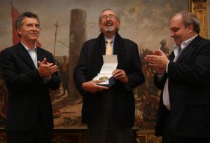 Macri presents the Bicentennial Medal to architect César Pelli