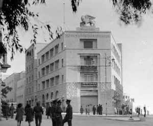 Gerusalemme, Palazzo delle Generali: Una foto della struttura chiara scattata in bianco e nero. 