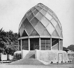 Le pavillon de verre de l'exposition Cologne 1914 ; seules subsistent ces images comme témoignage de son existence, le Pavillon de Verre de Bruno Taut