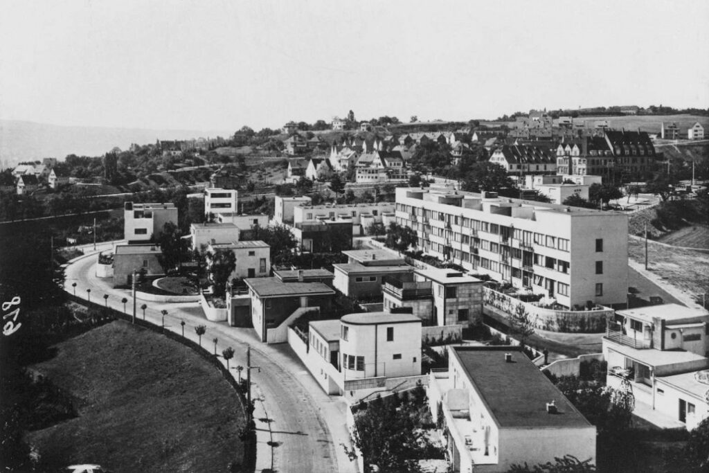 Le complexe de bâtiments Weisenhof, une première incursion dans le style international, présenté à l'exposition de 1927 à Stuttgart ; le résultat de la collaboration de certains des meilleurs talents européens.