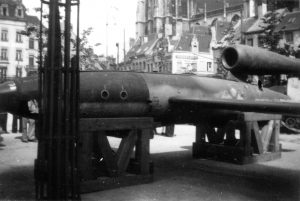 un V-1 exposé sur la Groenplaats, Anvers (au fond la cathédrale d'Anvers) : Photo en noir et blanc de l'avion.