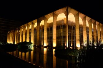 Le palais d'Itamaraty, un exemple parfait d'extérieur en forme de colonne et de bassin réfléchissant dans l'architecture de Niemeyer.