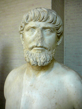 A photo of a bust of Apollodorus, the nose of which has been worn away. 