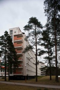 Paimio Sanatorium, presque caché par son environnement luxuriant; par Alvar Aalto, 1934.