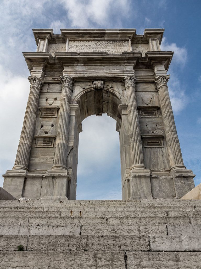 A photo of an arch from Italy. 