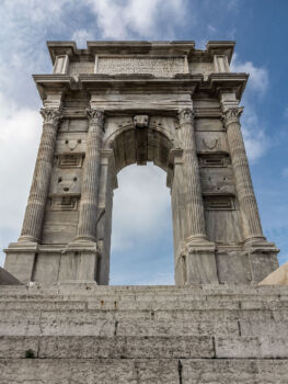 Une photo de l' Arc de Trajan, en Ancône, Italie.