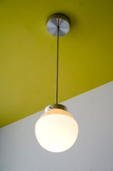 Bâtiment Bauhaus -Marianne Brandt, Plafonnier HMB 29 (1928/29) : Une grande lampe en forme de sphère qui pend du plafond.