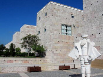 Il Centro culturale di Belém, una scultura vicino a uno dei patii/ingressi del centro culturale.