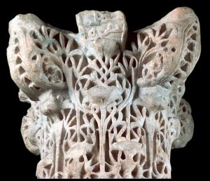Capitello con foglie d'acanto in Stile Omayyade. Un pezzo astratto con vari fori a forma di foglie diverse. 
