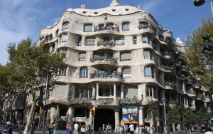 Casa Mila, Barcelona, 1912; by Antoni Gaudì. rick ligthelm: A large stone building with many floors, all curvy in design. 