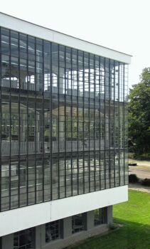 Bauhaus - Dessau - Angolo dell'ala dei laboratori: Una struttura con finestre come pareti, foto d'angolo. 