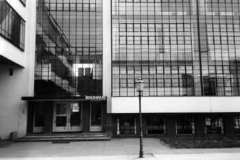 Das Bauhaus - Eingang Dessau DDR. Maggio 1990 un grande edificio con con muri quasi interamente coperti di finestre.