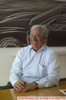 Giorgetto Giugiaro disegna un progetto della Porsche Tapiro. Era l'era del cuneo nel design automobilistico.