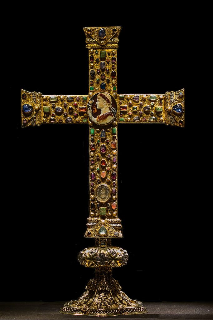 The front side (Kaiserseite, "imperial side") of the Cross of Lothair, early 10th century. 
