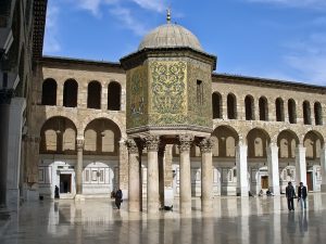La Mezquita de los Omeyas. La Cúpula del Tesoro fue construida en el año 789. La estructura en forma de cúpula  descansa sobre seis columnas.