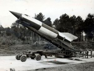 Suziria V2 construit pendant la guerre en Allemagne : photo en noir et blanc du missile.