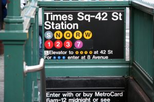 O metrô da cidade de Nova York, exibindo sua sinalização Helvetica; projetado por Massimo Vignelli.