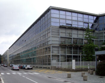 Le bâtiment de la société Olivetti à Ivrea, Italie : Un grand bâtiment, principalement en verre.