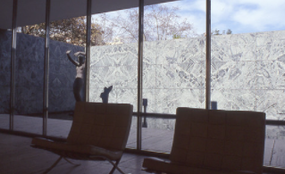 Vue intérieure avec l'emblématique Barcelona Chair conçue pour le pavillon