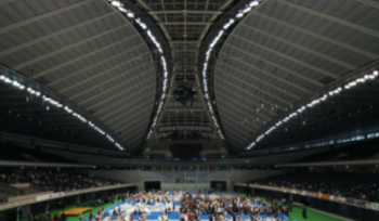 Gymnase métropolitain de Tokyo - Intérieur. La vue avec les lumières allumées dans l'arène principale.