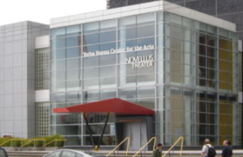L'entrée du théâtre Novellus du Yerba Buena Center for the Arts - The Gallery & Forum Building. Conçu par Fumihiko Maki, il abrite les galeries d'art visuel de YBCA, les événements du forum (1993 à San Francisco, Californie).