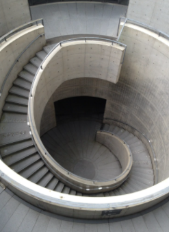 Hyogo Prefectural Museum of Art: photo of a spiral staircase in neutral colors.