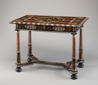 Tavolo in Rovere e legno di frutta impiallacciato con tartaruga, avorio colorato e naturale, ebano e altri legni; bronzo dorato.