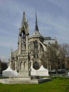 Catedral de Notre-Dame em Paris, França. A estrutura é rodeada por decorações em pedra pontiaguda. 