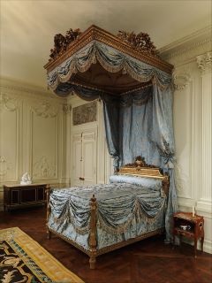 Cama grabada, pintada y dorada nogal, pino y tilo, herrajes, seda y lana tapiz Beauvais; damasco de seda moderno.
