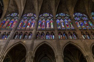 Coro gótico de Saint-Denis. Foto de los retratos de los santos en las ventanas de colores en la Catedral de Saint-Denis.