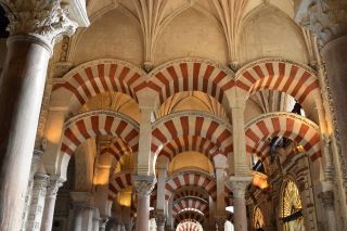 Grande Mesquita de Córdova em estilo mourisco, com arcos interiores estriados. 