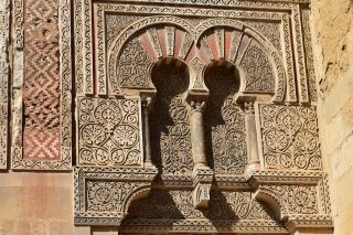 Grande Mesquita de Córdova em estilo mourisco, pormenor exterior. Este acrescento estrutural é coberto por pormenores em forma de folha. 