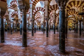 Columnas y arcos dobles, Gran Mezquita de Córdoba, España; desde otra angulación; gran semejanza con una casa de espejos.