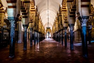 Columnas y arcos dobles en la Mezquita-Catedral de Córdoba, en España.